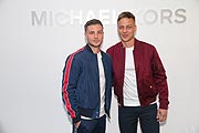 Jannik Sch&uuml;mann und Tom Wlaschiha bei der Er&ouml;ffnung des Michael Kors Stores am 2. April 2019 in M&uuml;nchen (Foto von Gisela Schober / Getty Images f&uuml;r Michael Kors) 